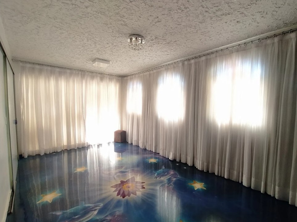 Sala de consagração do Espelho da Alma, com cortinas brancas e piso pintado com lótus